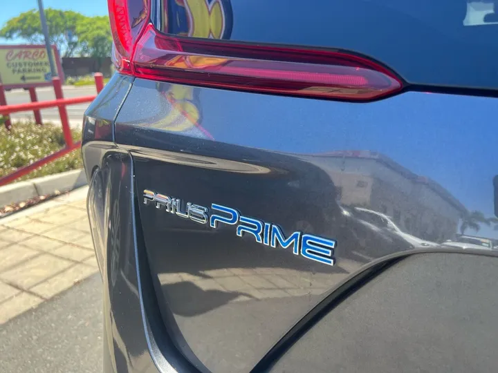 GRAY, 2018 TOYOTA PRIUS PRIME Image 10