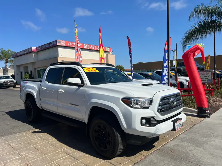 WHITE, 2016 TOYOTA TACOMA DOUBLE CAB Image 2