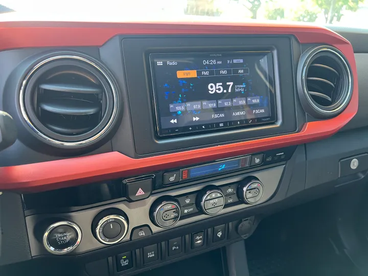 WHITE, 2016 TOYOTA TACOMA DOUBLE CAB Image 24