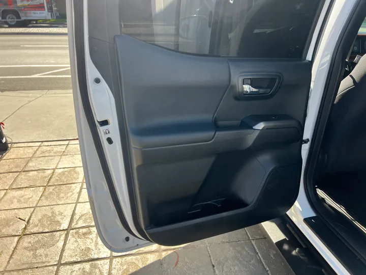 WHITE, 2016 TOYOTA TACOMA DOUBLE CAB Image 32