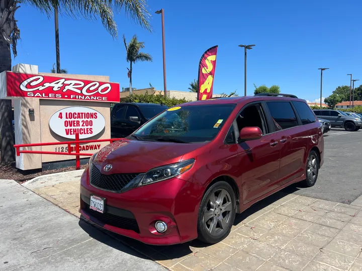 RED, 2017 TOYOTA SIENNA Image 4