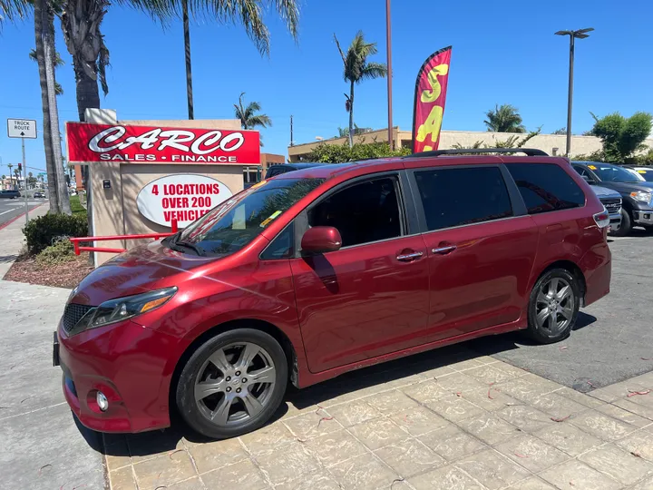 RED, 2017 TOYOTA SIENNA Image 5