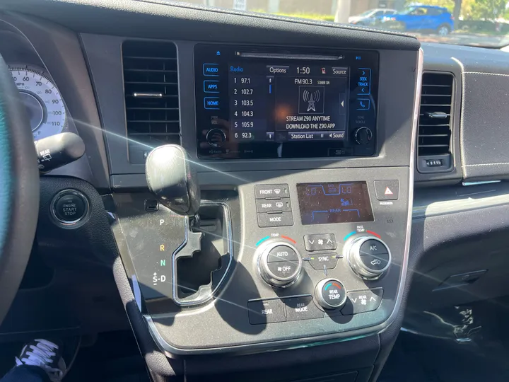 RED, 2017 TOYOTA SIENNA Image 22