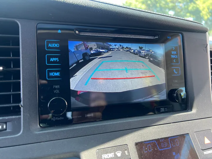 RED, 2017 TOYOTA SIENNA Image 23