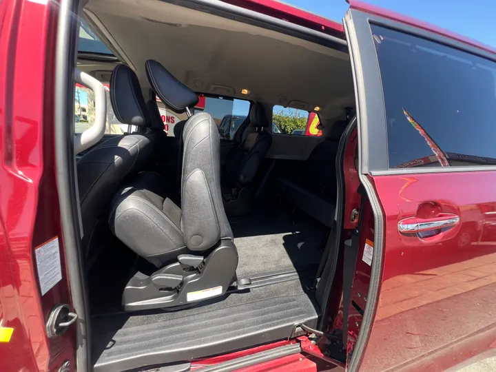 RED, 2017 TOYOTA SIENNA Image 32