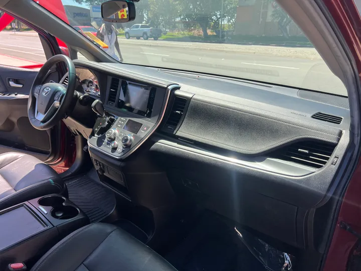 RED, 2017 TOYOTA SIENNA Image 40