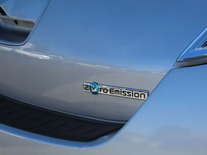 Silver, 2013 NISSAN LEAF Image 9