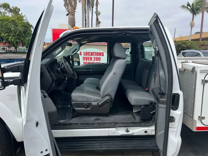 White, 2011 FORD F350 SUPER DUTY SUPER CAB & CHASSIS Image 19