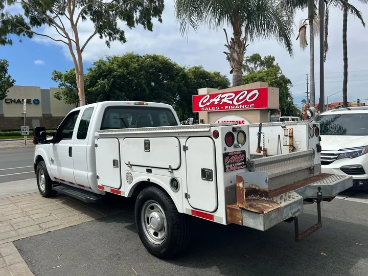 White, 2011 FORD F350 SUPER DUTY SUPER CAB & CHASSIS Image 8