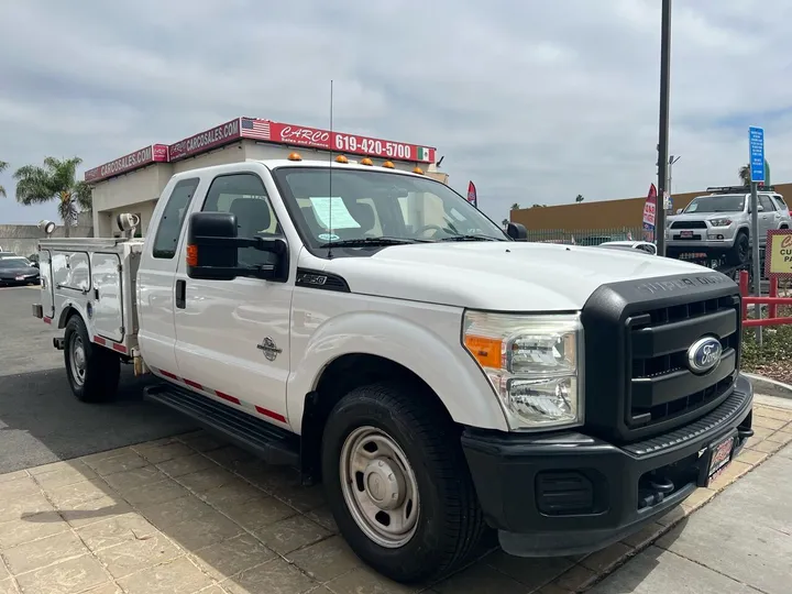 White, 2011 FORD F350 SUPER DUTY SUPER CAB & CHASSIS Image 2