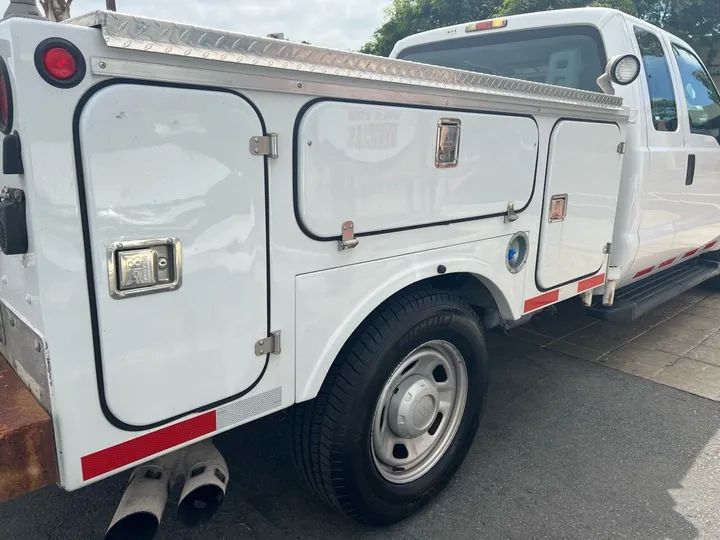 White, 2011 FORD F350 SUPER DUTY SUPER CAB & CHASSIS Image 11