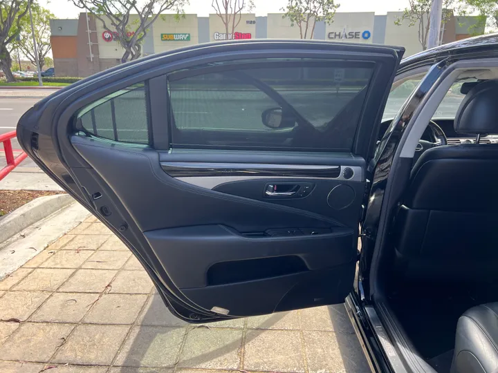 BLACK, 2013 LEXUS LS Image 28