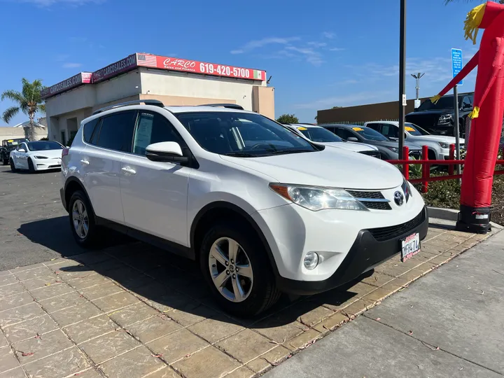 WHITE, 2015 TOYOTA RAV4 Image 2