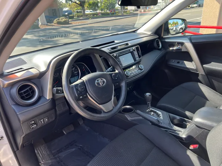WHITE, 2015 TOYOTA RAV4 Image 12