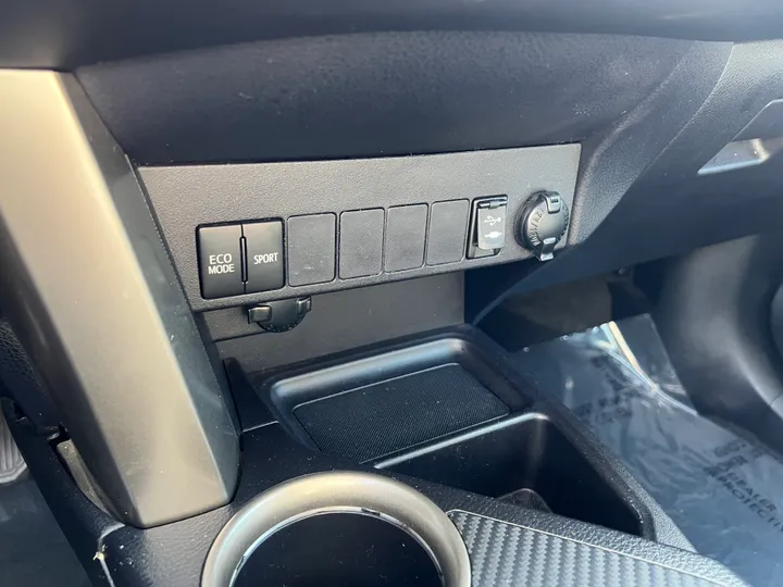 WHITE, 2015 TOYOTA RAV4 Image 20