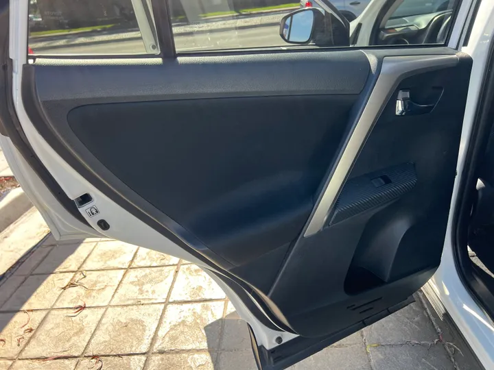 WHITE, 2015 TOYOTA RAV4 Image 22