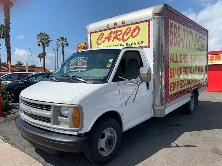 White, 2000 CHEVROLET EXPRESS CUTAWAY Image 3