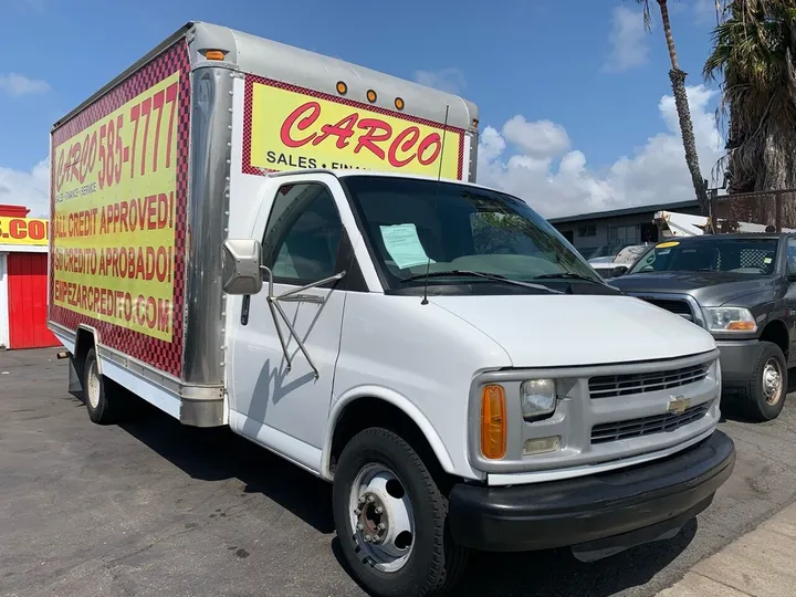 White, 2000 CHEVROLET EXPRESS CUTAWAY Image 1