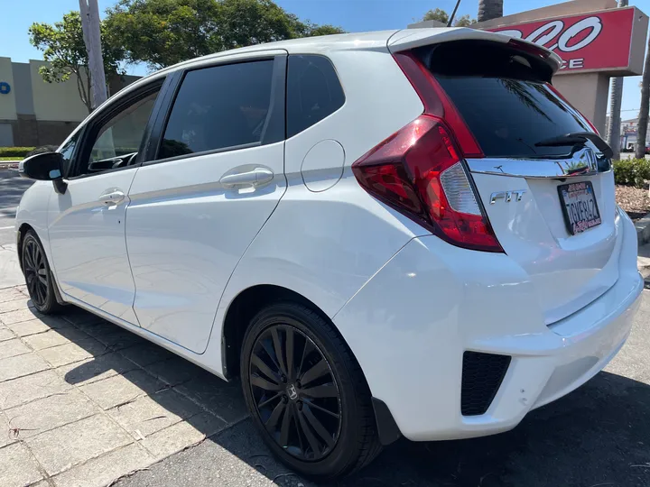 WHITE, 2015 HONDA FIT Image 4