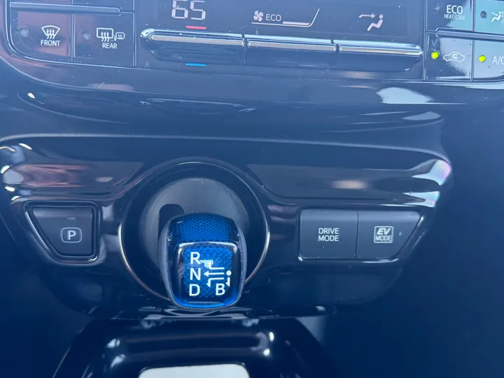 WHITE, 2016 TOYOTA PRIUS Image 18