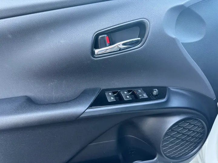 WHITE, 2016 TOYOTA PRIUS Image 12