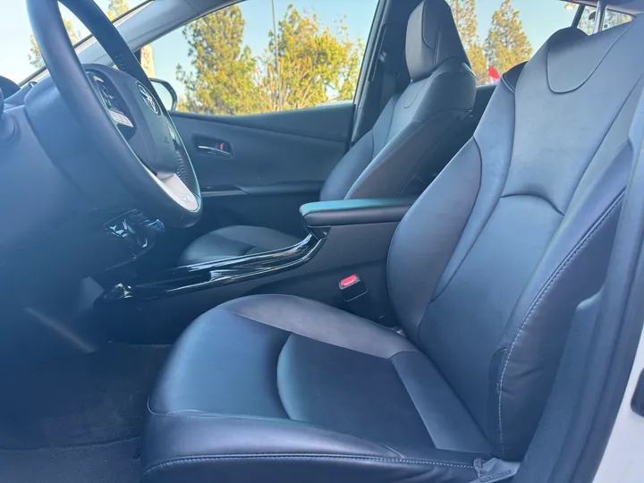 WHITE, 2016 TOYOTA PRIUS Image 8