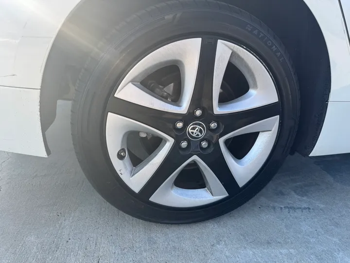 WHITE, 2016 TOYOTA PRIUS Image 24