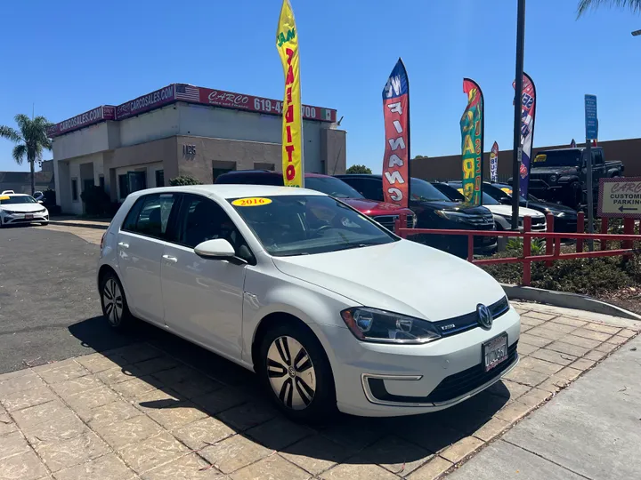 WHITE, 2016 VOLKSWAGEN E-GOLF Image 2