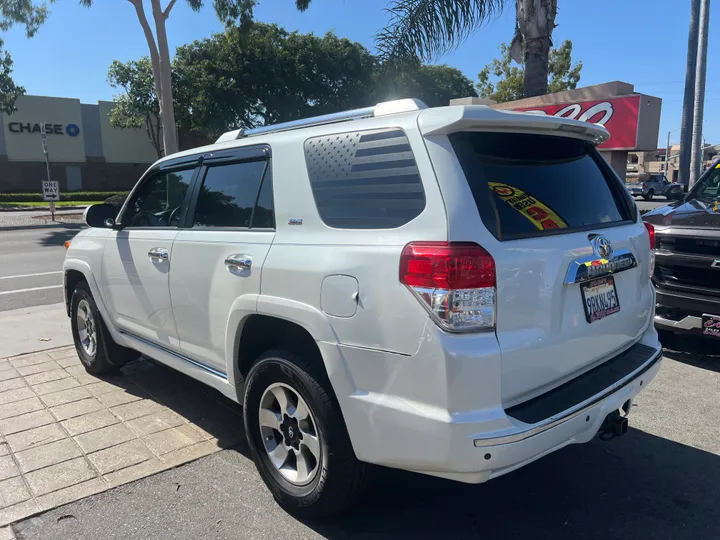 WHITE, 2013 TOYOTA 4RUNNER Image 6