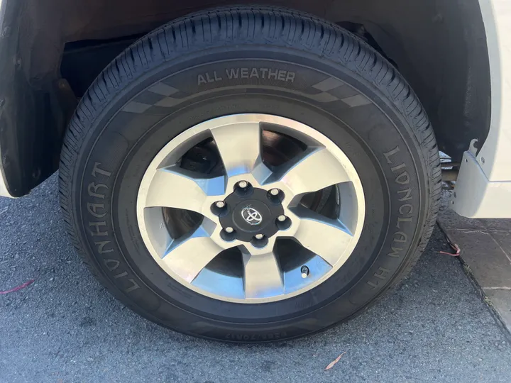 WHITE, 2013 TOYOTA 4RUNNER Image 9