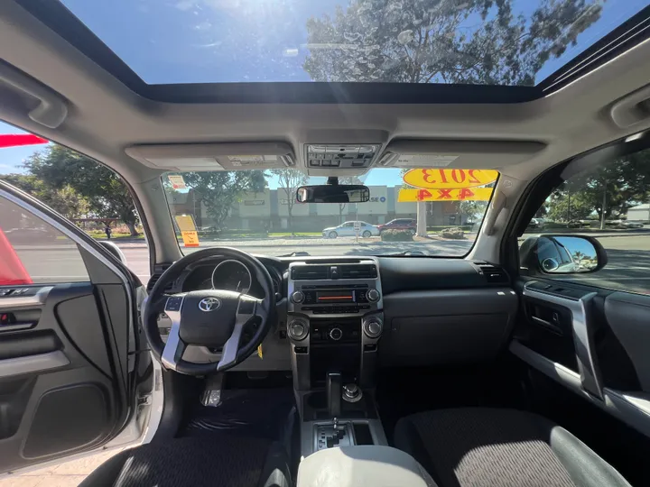 WHITE, 2013 TOYOTA 4RUNNER Image 17