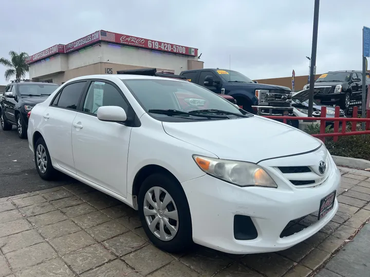 WHITE, 2011 TOYOTA COROLLA Image 1