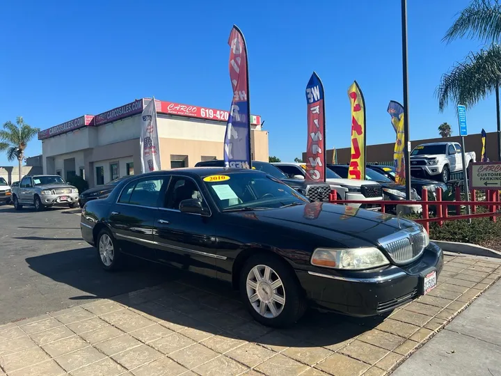 Black, 2010 LINCOLN TOWN CAR Image 11