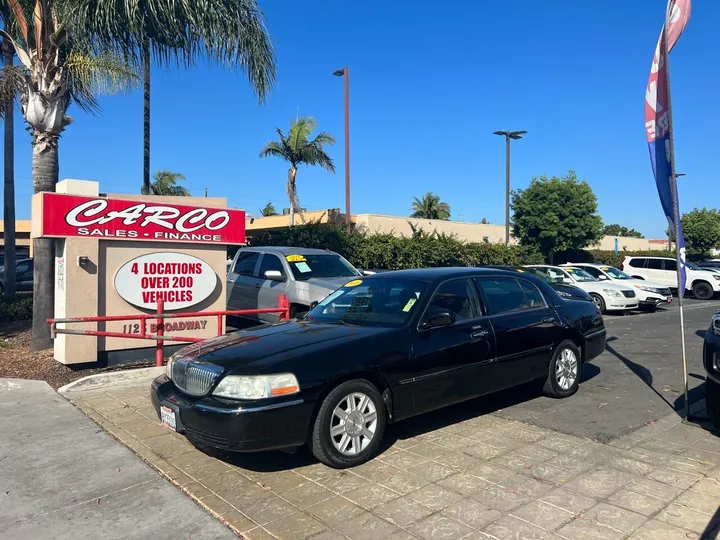 Black, 2010 LINCOLN TOWN CAR Image 6