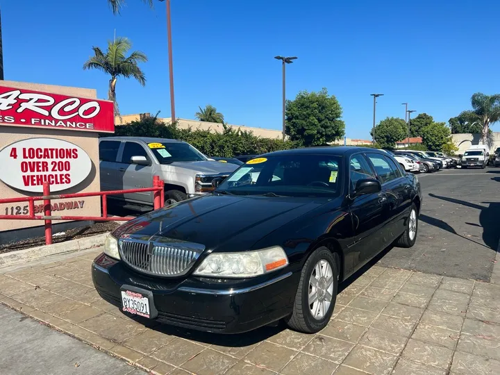 Black, 2010 LINCOLN TOWN CAR Image 4