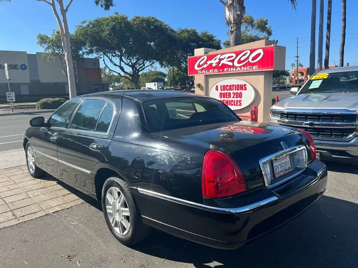 Black, 2010 LINCOLN TOWN CAR Image 7