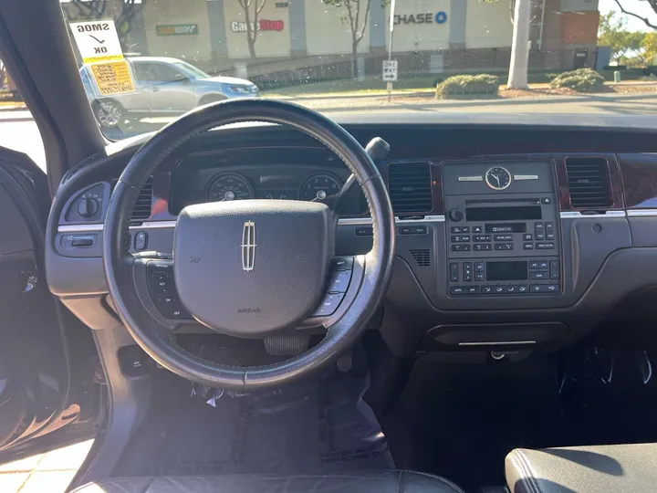 Black, 2010 LINCOLN TOWN CAR Image 17