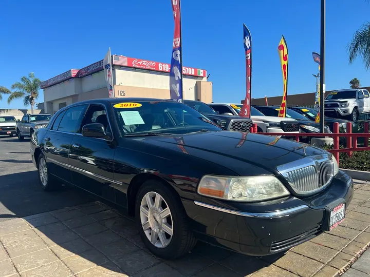 Black, 2010 LINCOLN TOWN CAR Image 2