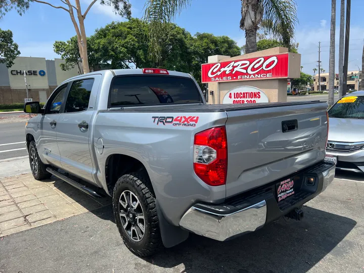 SILVER, 2014 TOYOTA TUNDRA CREWMAX Image 9