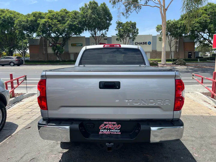 SILVER, 2014 TOYOTA TUNDRA CREWMAX Image 10