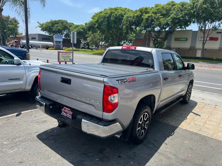 SILVER, 2014 TOYOTA TUNDRA CREWMAX Image 11