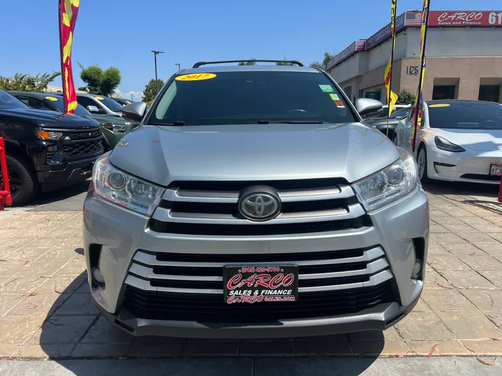 SILVER, 2017 TOYOTA HIGHLANDER Image 3