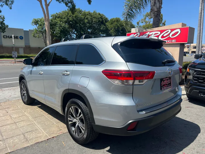 SILVER, 2017 TOYOTA HIGHLANDER Image 6