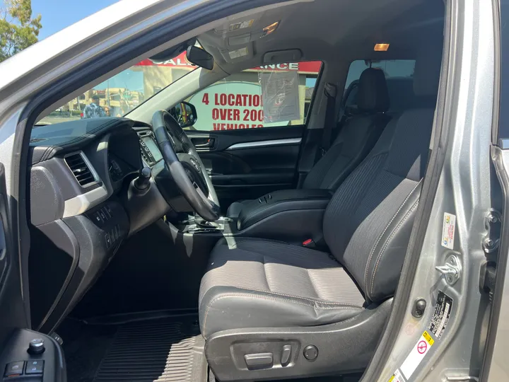 SILVER, 2017 TOYOTA HIGHLANDER Image 13