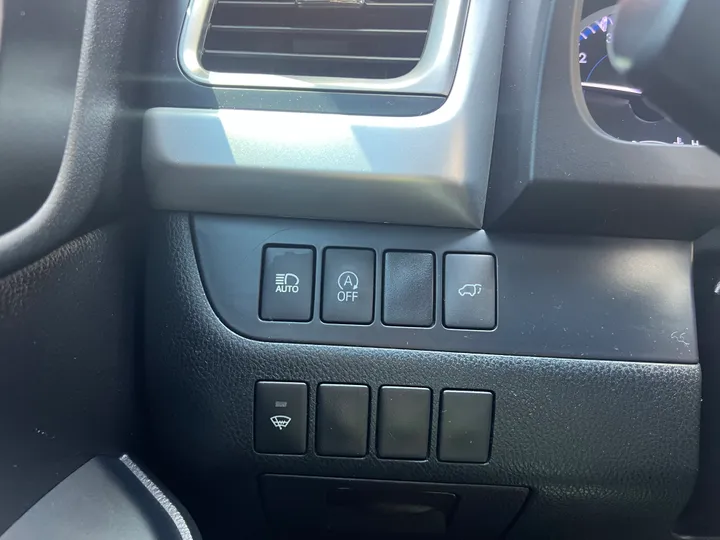 SILVER, 2017 TOYOTA HIGHLANDER Image 20