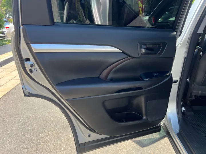 SILVER, 2017 TOYOTA HIGHLANDER Image 28