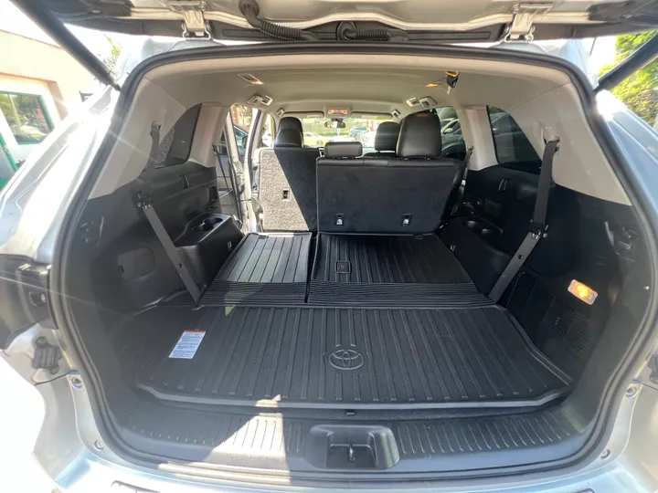 SILVER, 2017 TOYOTA HIGHLANDER Image 33