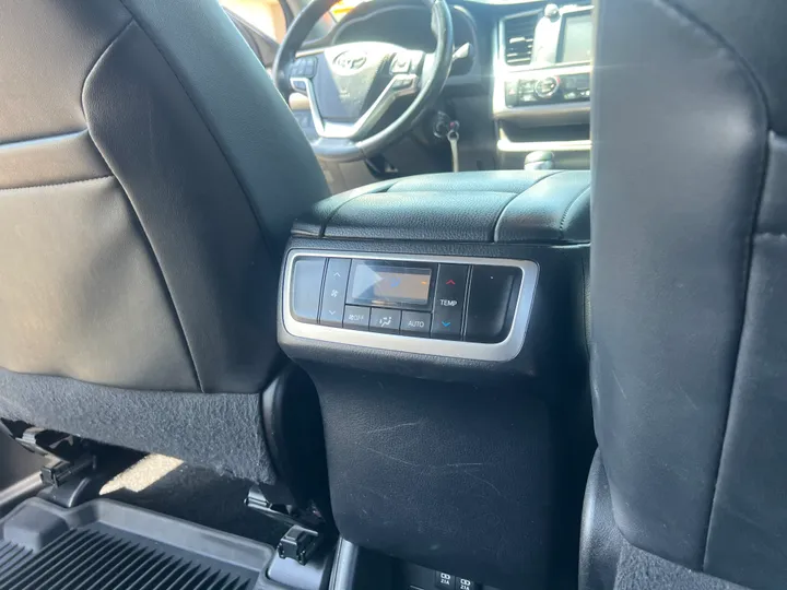 SILVER, 2017 TOYOTA HIGHLANDER Image 37