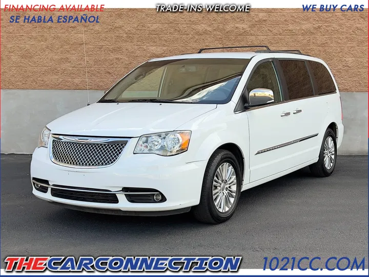 WHITE, 2015 CHRYSLER TOWN & COUNTRY Image 1