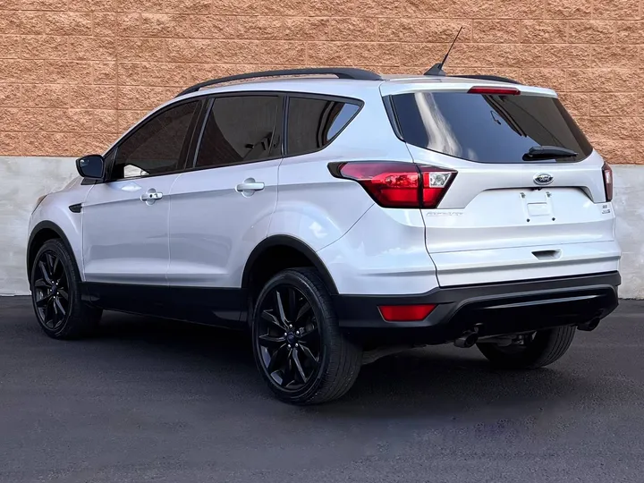 SILVER, 2019 FORD ESCAPE SE 4WD Image 3